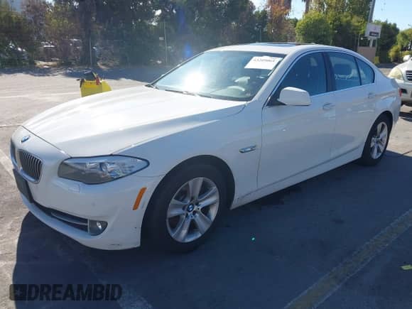 2013 BMW 5 Series 528i с VIN WBAXG5C55DDY37675, выставлен на аукционе IAAI как лот 43209061 с пробегом 122 288 миль миль и . История ставок и продаж доступна на DreamBid. Изображение 2.