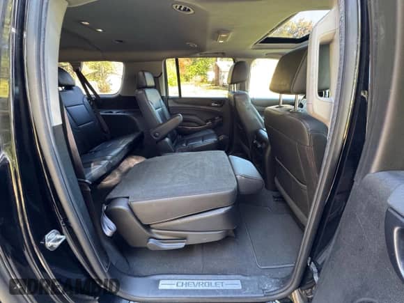 2019 Chevrolet Suburban LT с VIN 1GNSKHKCXKR274823, выставлен на аукционе Copart как лот 85012045 с пробегом 130 408 миль миль и Чистый • Clean title. История ставок и продаж доступна на DreamBid. Изображение 6.
