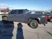 2025 Toyota Tacoma SR z VIN 3TMLB5JN8SM131742, wystawiony jako Copart lot #86230625 z przebiegiem 5 686 mil mil oraz Szkoda całkowita • Salvage title. Historia ofert i sprzedaży dostępna na DreamBid. Obrazek 2.