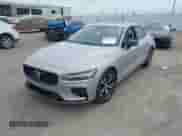 2024 Volvo S60 Plus Dark Theme z VIN 7JRL12FL9RG284662, wystawiony jako IAAI lot #42224795 z przebiegiem 15 019 mil mil oraz . Historia ofert i sprzedaży dostępna na DreamBid. Obrazek 18.