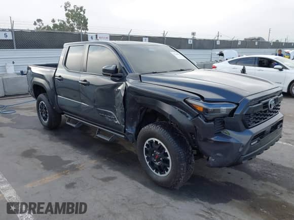 2024 Toyota Tacoma TRD Off Road с VIN 3TMLB5JN6RM051513, выставлен на аукционе IAAI как лот 43140179 с пробегом 13 703 миль миль и . История ставок и продаж доступна на DreamBid. Изображение 1.