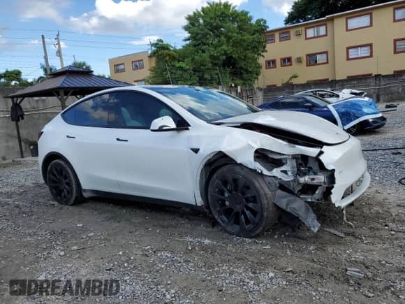 2021 Tesla Model Y Long Range with VIN 5YJYGDEE8MF092993, listed as a Copart auction lot 81125165 with 47,072 mi miles and Non repairable. Bid and sale history available at DreamBid. Image 4.