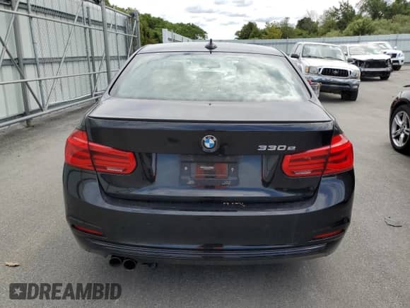 2018 BMW 3 Series 330e z VIN WBA8E1C57JA758377, wystawiony jako Copart lot #69512575 z przebiegiem 79 728 mil mil oraz Szkoda całkowita • Salvage title. Historia ofert i sprzedaży dostępna na DreamBid. Obrazek 6.