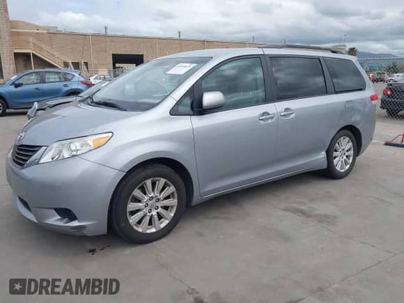 2014 Toyota Sienna LE z VIN 5TDJK3DC1ES080711, wystawiony jako IAAI lot #41910679 z przebiegiem 118 788 mil mil oraz . Historia ofert i sprzedaży dostępna na DreamBid. Obrazek 2.