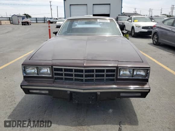 1981 Chevrolet Monte Carlo z VIN 1G1AZ37K5BK418041, wystawiony jako Copart lot #62928005 z przebiegiem 985 mil mil oraz Szkoda całkowita • Salvage title. Historia ofert i sprzedaży dostępna na DreamBid. Obrazek 5.