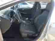 2017 Chevrolet Cruze LS z VIN 3G1BC5SM4HS565006, wystawiony jako Copart lot #85113385 z przebiegiem 60 458 mil mil oraz Szkoda całkowita • Salvage title. Historia ofert i sprzedaży dostępna na DreamBid. Obrazek 7.