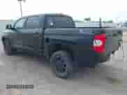 2017 Toyota Tundra SR5 z VIN 5TFEW5F10HX221912, wystawiony jako IAAI lot #42268725 z przebiegiem 92 588 mil mil oraz . Historia ofert i sprzedaży dostępna na DreamBid. Obrazek 3.