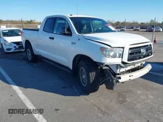 2010 Toyota Tundra с VIN 5TFUY5F17AX155936, выставлен на аукционе IAAI как лот 41285463 с пробегом 96 530 миль миль и . История ставок и продаж доступна на DreamBid. Изображение 1.