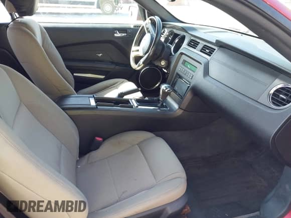 2010 Ford Mustang V6 z VIN 1ZVBP8ENXA5178264, wystawiony jako IAAI lot #43360930 z przebiegiem 167 403 mil mil oraz . Historia ofert i sprzedaży dostępna na DreamBid. Obrazek 5.