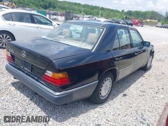 1990 Mercedes-Benz 300 E with VIN WDBEA30DXLB268200, listed as a IAAI auction lot 42595545 with 135,418 mi miles and . Bid and sale history available at DreamBid. Image 4.
