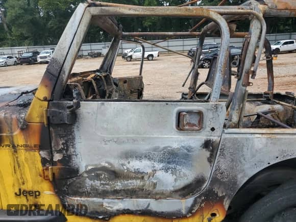 2000 Jeep Wrangler SE with VIN 1J4FA29P9YP787126, listed as a Copart auction lot 69889405 with Not provided miles and Non repairable. Bid and sale history available at DreamBid. Image 7.