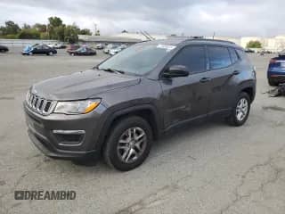 2018 Jeep Compass Sport z VIN 3C4NJCAB4JT139928, wystawiony jako Copart lot #71929575 z przebiegiem 122 424 mil mil oraz Szkoda całkowita • Salvage title. Historia ofert i sprzedaży dostępna na DreamBid. Obrazek 1.