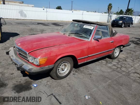 1985 Mercedes-Benz SL z VIN WDBBA45C9FA017476, wystawiony jako Copart lot #74177774 z przebiegiem 135 805 mil mil oraz Szkoda całkowita • Salvage title. Historia ofert i sprzedaży dostępna na DreamBid. Obrazek 1.