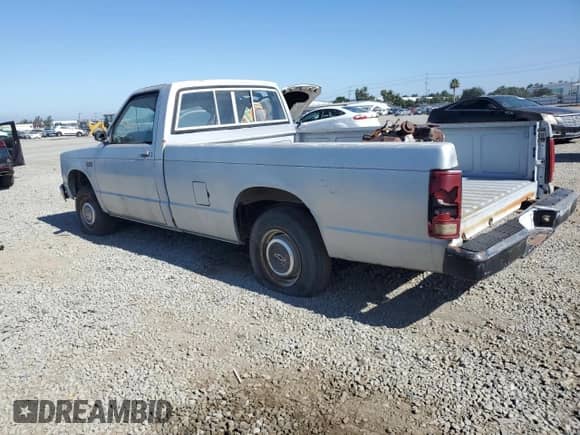 1986 Chevrolet S-10 z VIN 1GCCS14R2G8102739, wystawiony jako Copart lot #62724615 z przebiegiem 235 831 mil mil oraz Szkoda całkowita • Salvage title. Historia ofert i sprzedaży dostępna na DreamBid. Obrazek 2.