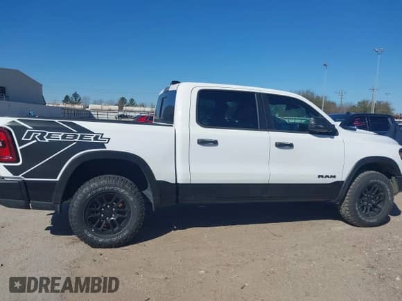 2025 Ram 1500 Rebel z VIN 1C6SRFLP7SN578409, wystawiony jako IAAI lot #41708841 z przebiegiem 18 153 mil mil oraz . Historia ofert i sprzedaży dostępna na DreamBid. Obrazek 13.