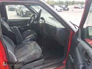 2001 Chevrolet S-10 LS Xtreme z VIN 1GCCS195718162108, wystawiony jako IAAI lot #43279768 z przebiegiem 235 158 mil mil oraz . Historia ofert i sprzedaży dostępna na DreamBid. Obrazek 5.