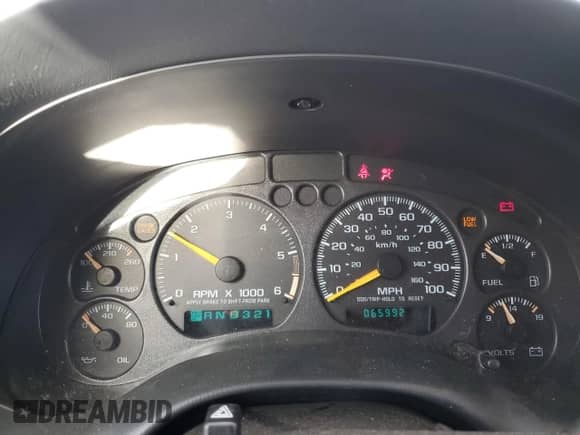 2001 Chevrolet Blazer LS z VIN 1GNCT18W71K130129, wystawiony jako Copart lot #85113764 z przebiegiem 65 992 mil mil oraz Czysty tytuł • Clean title. Historia ofert i sprzedaży dostępna na DreamBid. Obrazek 9.