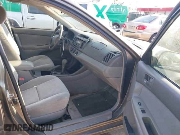 2004 Toyota Camry LE z VIN 4T1BE32K24U812615, wystawiony jako IAAI lot #43360053 z przebiegiem 193 297 mil mil oraz . Historia ofert i sprzedaży dostępna na DreamBid. Obrazek 5.
