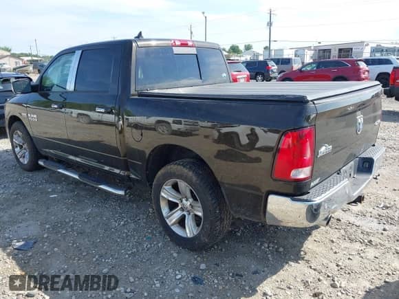 2014 Ram 1500 Big Horn z VIN 1C6RR7LT8ES334680, wystawiony jako IAAI lot #43080897 z przebiegiem 173 588 mil mil oraz . Historia ofert i sprzedaży dostępna na DreamBid. Obrazek 3.