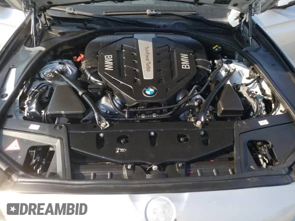 2016 BMW 5 Series 550i z VIN WBAKN9C52GD961818, wystawiony jako Copart lot #71249655 z przebiegiem 70 544 mil mil oraz Czysty tytuł • Clean title. Historia ofert i sprzedaży dostępna na DreamBid. Obrazek 11.