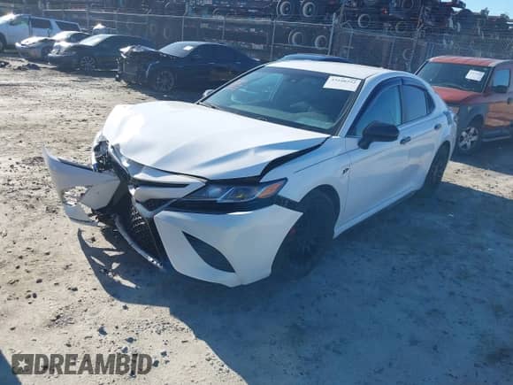 2020 Toyota Camry SE z VIN 4T1G11AK1LU964407, wystawiony jako IAAI lot #43108552 z przebiegiem 68 960 mil mil oraz . Historia ofert i sprzedaży dostępna na DreamBid. Obrazek 2.