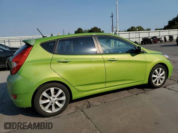 2013 Hyundai Accent SE z VIN KMHCU5AE7DU066032, wystawiony jako Copart lot #66413665 z przebiegiem 158 482 mil mil oraz Czysty tytuł • Clean title. Historia ofert i sprzedaży dostępna na DreamBid. Obrazek 3.