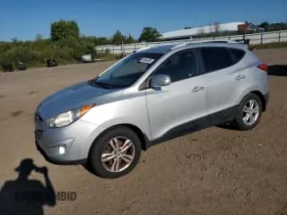 2013 Hyundai Tucson Limited z VIN KM8JUCAC6DU667670, wystawiony jako Copart lot #69464805 z przebiegiem 127 480 mil mil oraz Czysty tytuł • Clean title. Historia ofert i sprzedaży dostępna na DreamBid. Obrazek 1.