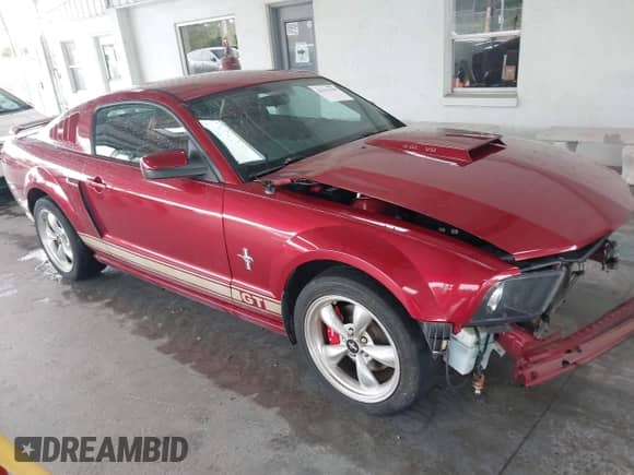 2006 Ford Mustang GT Deluxe z VIN 1ZVFT82H765156662, wystawiony jako IAAI lot #43391359 z przebiegiem 62 554 mil mil oraz . Historia ofert i sprzedaży dostępna na DreamBid. Obrazek 1.
