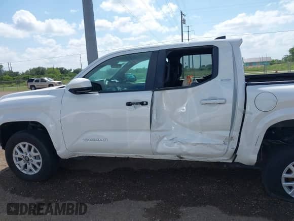 2024 Toyota Tacoma SR5 z VIN 3TYKB5FN8RT006646, wystawiony jako IAAI lot #42552787 z przebiegiem 23 870 mil mil oraz . Historia ofert i sprzedaży dostępna na DreamBid. Obrazek 15.