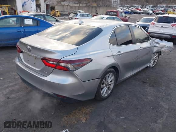 2021 Toyota Camry LE z VIN 4T1C11AK7MU545056, wystawiony jako IAAI lot #41264701 z przebiegiem 59 306 mil mil oraz . Historia ofert i sprzedaży dostępna na DreamBid. Obrazek 4.