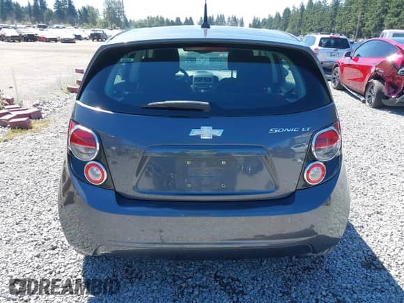 2013 Chevrolet Sonic LT z VIN 1G1JC6SG0D4228242, wystawiony jako IAAI lot #42849249 z przebiegiem 135 437 mil mil oraz . Historia ofert i sprzedaży dostępna na DreamBid. Obrazek 16.
