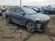 2017 Hyundai Tucson Eco z VIN KM8J33A23HU322371, wystawiony jako Copart lot #82114035 z przebiegiem 184 373 mil mil oraz Czysty tytuł • Clean title. Historia ofert i sprzedaży dostępna na DreamBid. Obrazek 4.