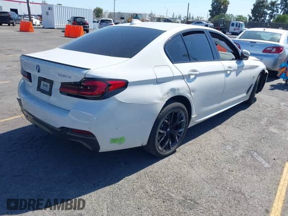 2023 BMW 5 Series 530e с VIN WBA13AG09PCM41820, выставлен на аукционе IAAI как лот 42409541 с пробегом 17 715 миль миль и . История ставок и продаж доступна на DreamBid. Изображение 4.
