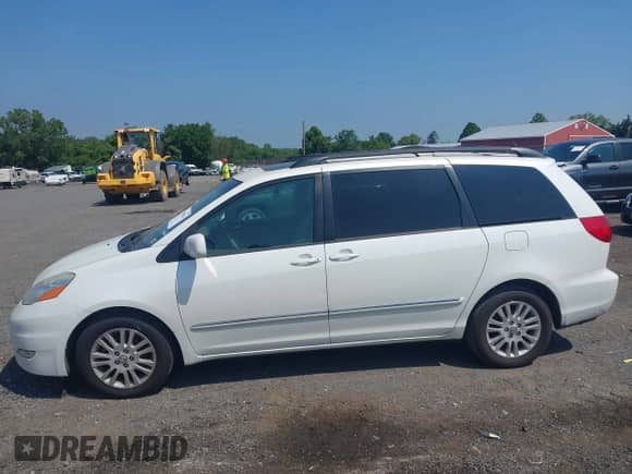 2010 Toyota Sienna XLE с VIN 5TDYK4CC1AS296946, выставлен на аукционе IAAI как лот 42810784 с пробегом 208 635 миль миль и . История ставок и продаж доступна на DreamBid. Изображение 14.