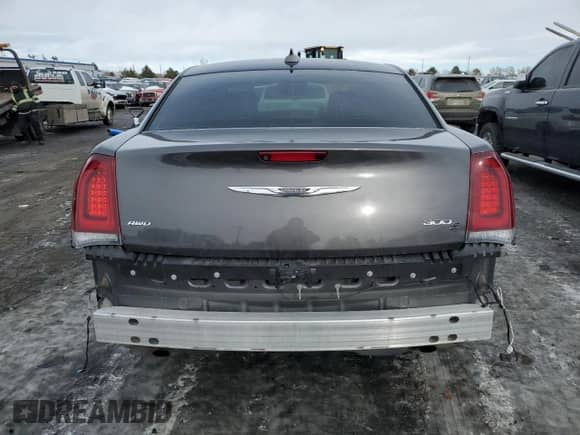 2020 Chrysler 300 S z VIN 2C3CCAGG4LH131580, wystawiony jako Copart lot #42035725 z przebiegiem 70 741 mil mil oraz Szkoda całkowita • Salvage title. Historia ofert i sprzedaży dostępna na DreamBid. Obrazek 6.