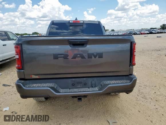 2025 Ram 1500 Tradesman z VIN 1C6RREGG2SN647557, wystawiony jako Copart lot #68718085 z przebiegiem 15 617 mil mil oraz Szkoda całkowita • Salvage title. Historia ofert i sprzedaży dostępna na DreamBid. Obrazek 6.