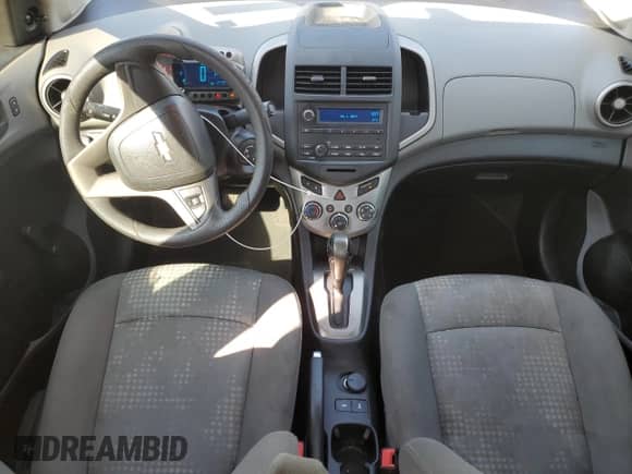 2015 Chevrolet Sonic LS с VIN 1G1JA5SH6F4208668, выставлен на аукционе Copart как лот 67177525 с пробегом 123 590 миль миль и Списание • Salvage title. История ставок и продаж доступна на DreamBid. Изображение 8.