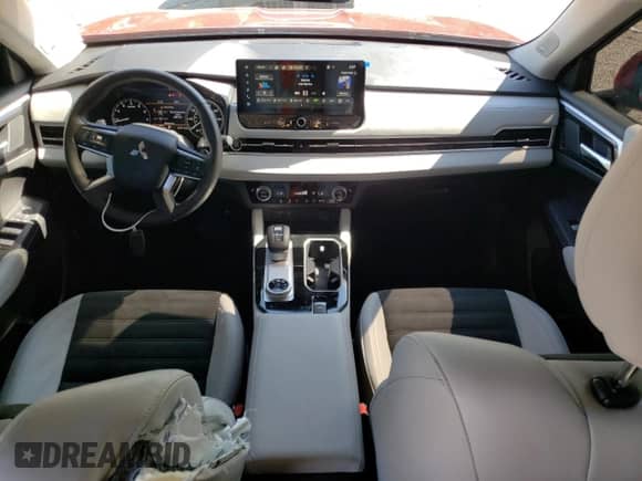 2025 Mitsubishi Outlander SE с VIN JA4J4VA8XSZ016757, выставлен на аукционе Copart как лот 84416195 с пробегом 2 636 миль миль и Списание • Salvage title. История ставок и продаж доступна на DreamBid. Изображение 8.