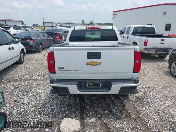 2018 Chevrolet Colorado 4WD Work Truck z VIN 1GCGTBEN5J1226794, wystawiony jako IAAI lot #42486189 z przebiegiem Nie podano mil oraz . Historia ofert i sprzedaży dostępna na DreamBid. Obrazek 16.