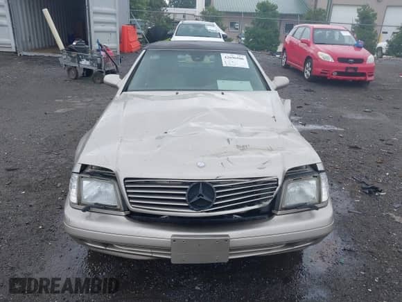 1999 Mercedes-Benz SL 500 z VIN WDBFA68F5XF172646, wystawiony jako IAAI lot #42696506 z przebiegiem 104 740 mil mil oraz . Historia ofert i sprzedaży dostępna na DreamBid. Obrazek 13.