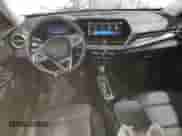 2024 Chevrolet Trax ACTIV z VIN KL77LKE27RC026969, wystawiony jako Copart lot #65479445 z przebiegiem 40 886 mil mil oraz Szkoda całkowita • Salvage title. Historia ofert i sprzedaży dostępna na DreamBid. Obrazek 8.