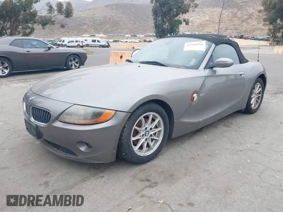 2004 BMW Z4 2.5i с VIN 4USBT33594LS50182, выставлен на аукционе IAAI как лот 42560956 с пробегом 118 896 миль миль и . История ставок и продаж доступна на DreamBid. Изображение 2.