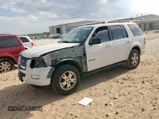 2008 Ford Explorer XLT z VIN 1FMEU63E18UA79702, wystawiony jako Copart lot #70472145 z przebiegiem 212 663 mil mil oraz Szkoda całkowita • Salvage title. Historia ofert i sprzedaży dostępna na DreamBid. Obrazek 1.