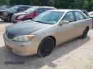 2002 Toyota Camry LE z VIN 4T1BE30K42U639339, wystawiony jako IAAI lot #42914465 z przebiegiem 384 427 mil mil oraz . Historia ofert i sprzedaży dostępna na DreamBid. Obrazek 2.