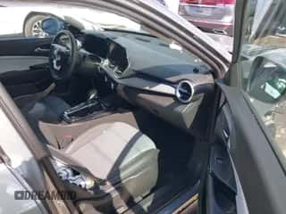 2025 Chevrolet Trax LT with VIN KL77LHEPXSC202479, listed as a IAAI auction lot 43510381 with 13,984 mi miles and . Bid and sale history available at DreamBid. Image 5.