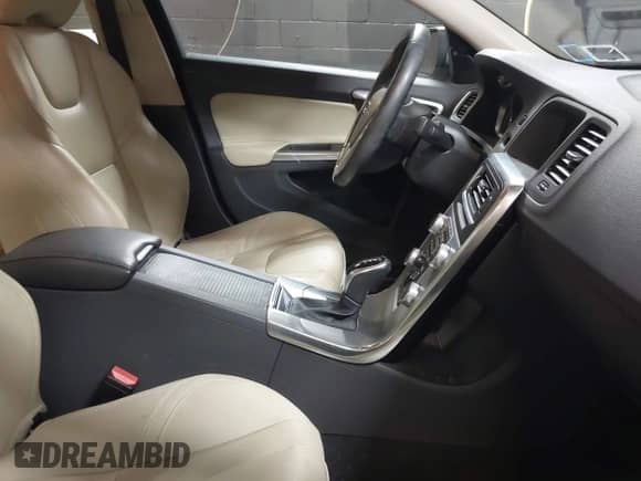 2018 Volvo S60 Dynamic с VIN YV140MTL8J2461042, выставлен на аукционе IAAI как лот 42093883 с пробегом 24 374 миль миль и . История ставок и продаж доступна на DreamBid. Изображение 5.