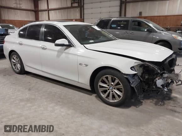 2014 BMW 5 Series 528i xDrive z VIN WBA5A7C51ED614703, wystawiony jako IAAI lot #42311251 z przebiegiem 100 219 mil mil oraz . Historia ofert i sprzedaży dostępna na DreamBid. Obrazek 1.