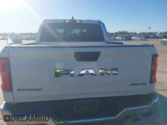 2025 Ram 1500 Big Horn z VIN 1C6SRFFP5SN561989, wystawiony jako IAAI lot #43563894 z przebiegiem 41 118 mil mil oraz . Historia ofert i sprzedaży dostępna na DreamBid. Obrazek 16.