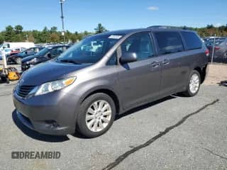 2011 Toyota Sienna LE z VIN 5TDJK3DC0BS016347, wystawiony jako Copart lot #82002085 z przebiegiem 175 752 mil mil oraz Szkoda całkowita • Salvage title. Historia ofert i sprzedaży dostępna na DreamBid. Obrazek 1.
