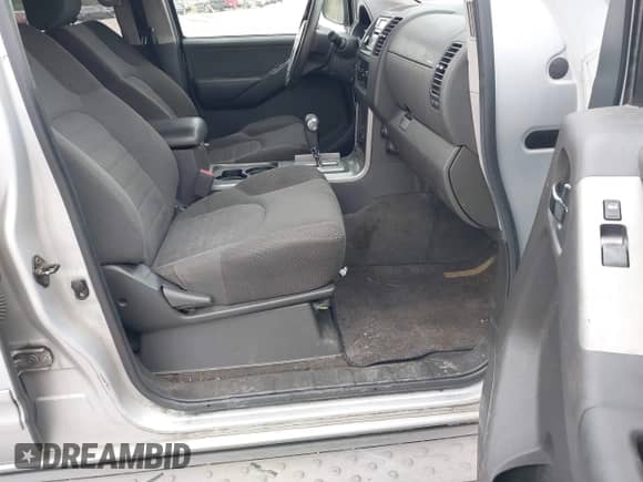 2005 Nissan Pathfinder SE z VIN 5N1AR18W85C787693, wystawiony jako IAAI lot #43444378 z przebiegiem 190 244 mil mil oraz . Historia ofert i sprzedaży dostępna na DreamBid. Obrazek 5.